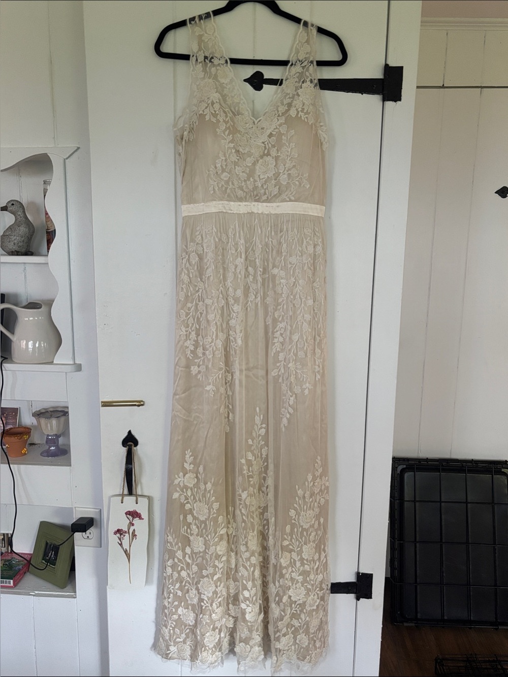 Elegant Lace V-Neck Wedding Dress in Champagne